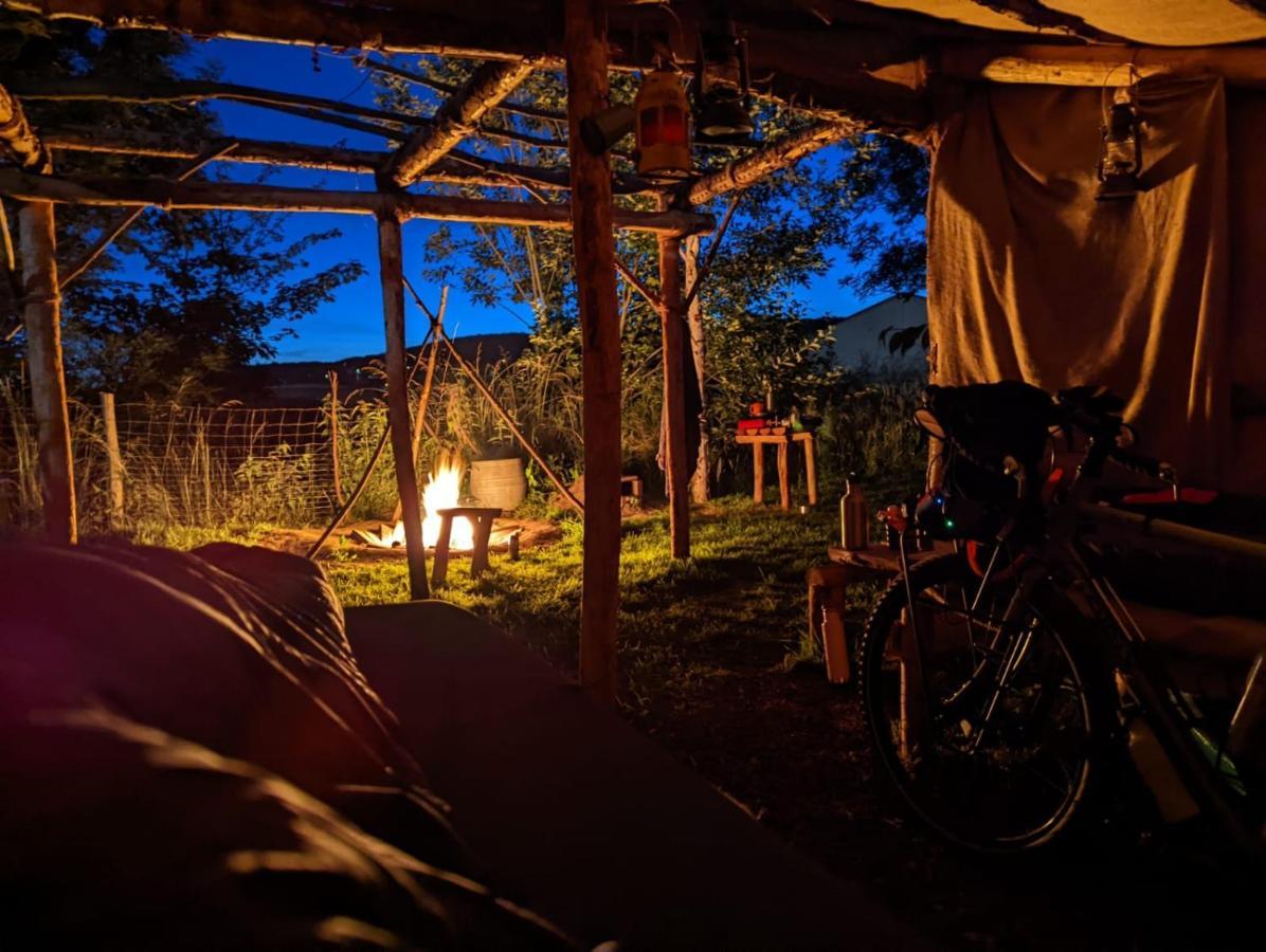 Au Pied Du Trieu, The Shelter Hotel Labroye Bagian luar foto